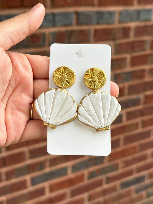 White and golden clay seashell earrings|7907